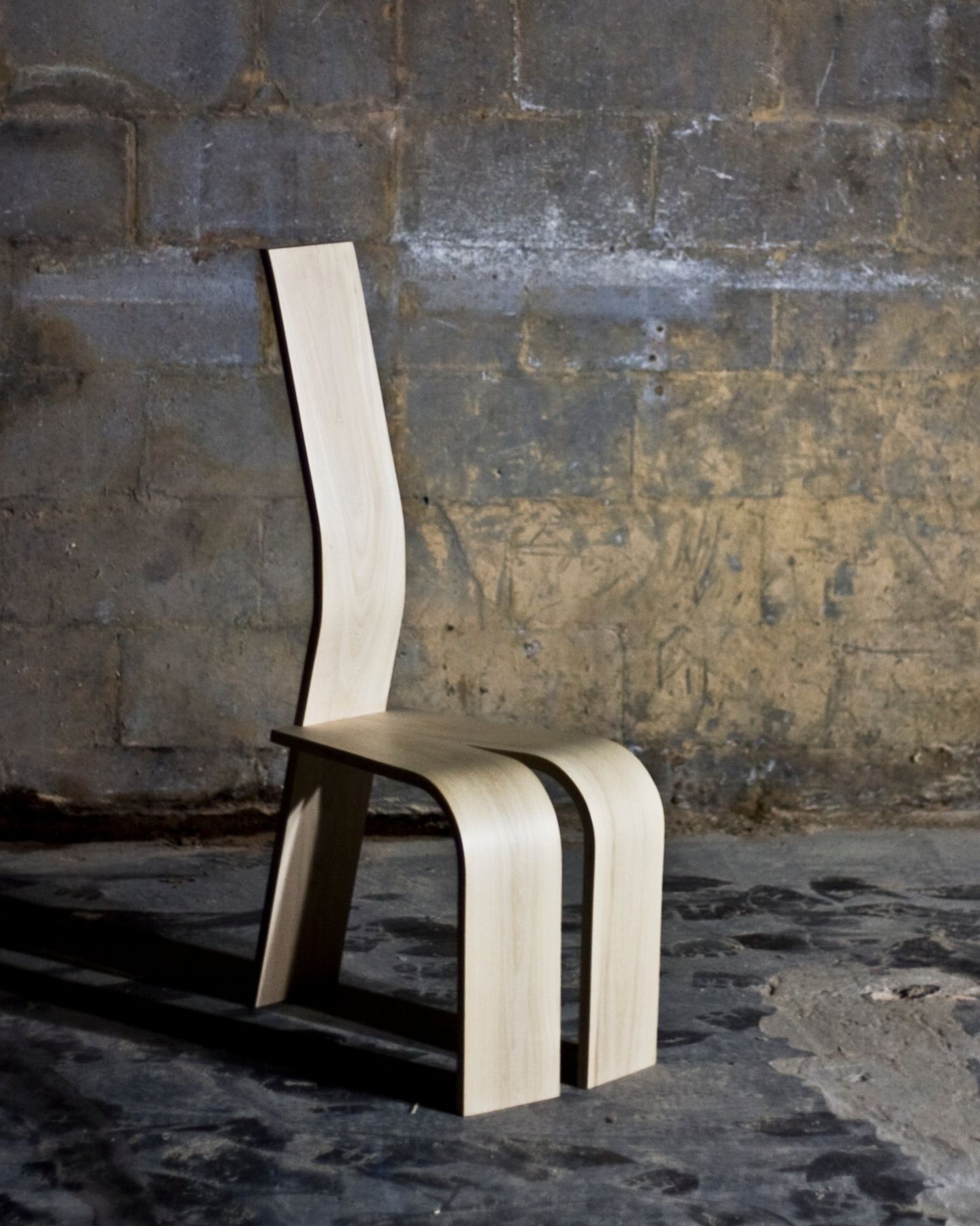 Chair, the seat bends down into the legs