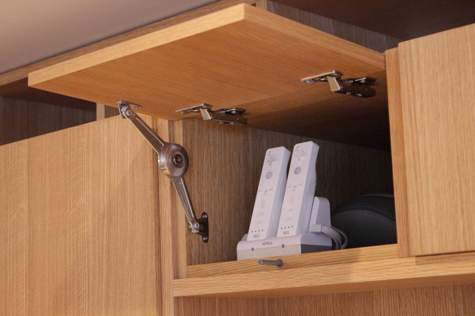 Basement wall, Lift-up door over console storage